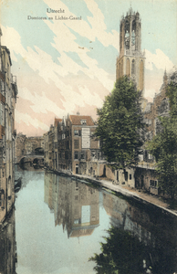 1585 Gezicht op de Oudegracht te Utrecht met op de achtergrond de Maartensbrug; in het midden de achtergevels van de ...